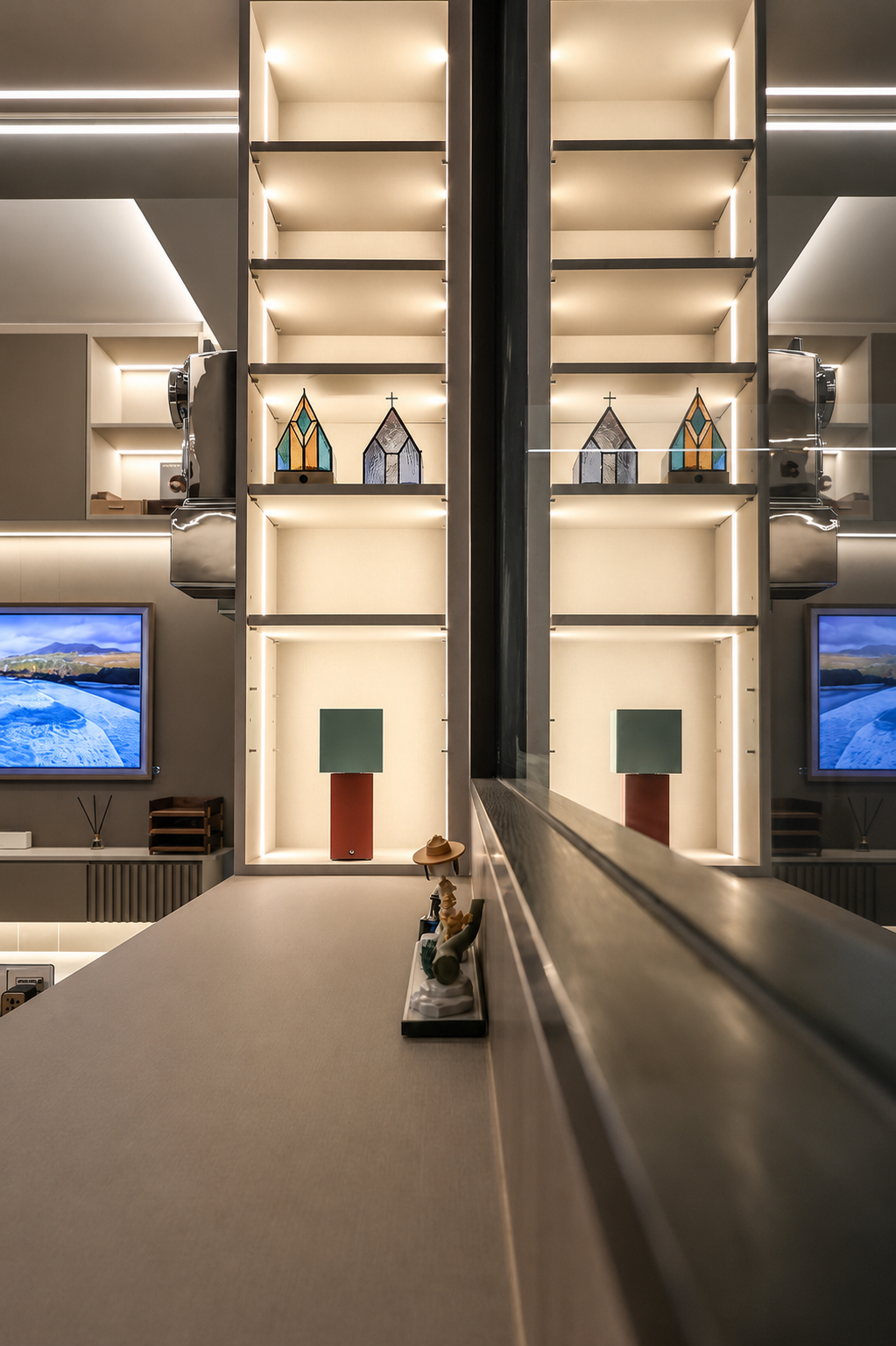 Emirati Luxury, Ajah